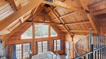 TV connectée, cheminée, table de tennis de table, livres