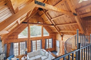 Smart TV, chimenea, tenis de mesa y libros 