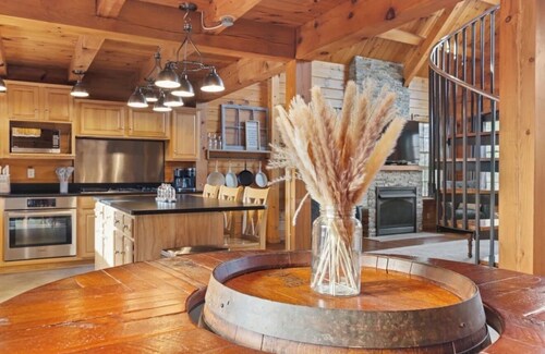 4-bedroom cabin in Amherst, VA with cozy mountain vibes, pool and hot tub!