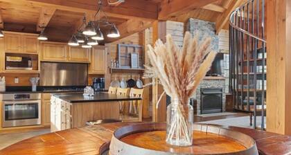 4-bedroom cabin in Amherst, VA with cozy mountain vibes, pool and hot tub!