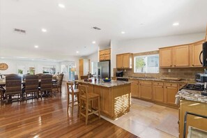 Fridge, microwave, oven, stovetop - Valley & Vine- Pool- Walking Distance to Old Town! (Scottsdale)