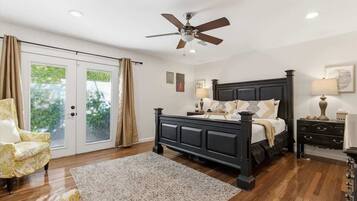 3 bedrooms, desk, iron/ironing board, travel crib