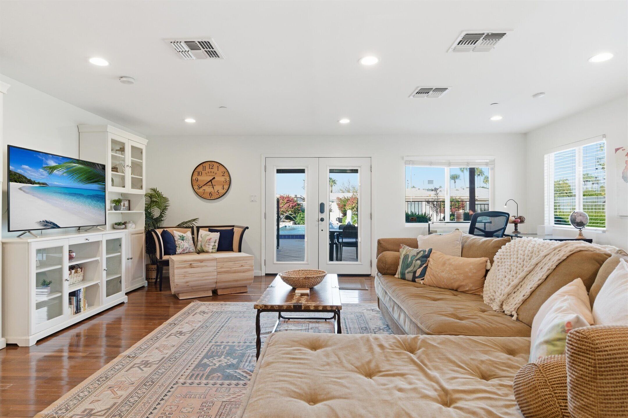 Smart TV, tavolo da ping pong, libri, studio