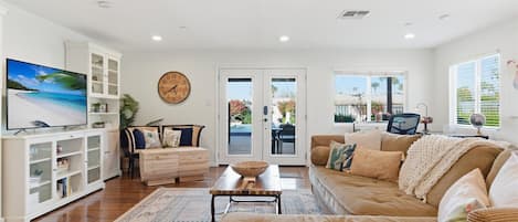 Smart TV, tavolo da ping pong, libri, studio