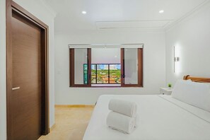 Iron/ironing board, WiFi - Luxury 2BR2BA Condo @ PalmBeach  Pool  Gym  BBQ (Noord)