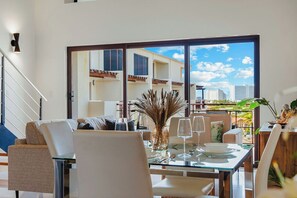 Dining - Luxury 2BR2BA Condo @ PalmBeach  Pool  Gym  BBQ (Noord)