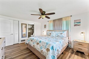 Tabla de planchar con plancha, cuna de viaje, wifi y ropa de cama