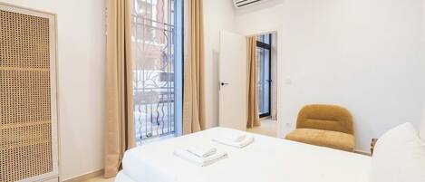 Planxa i posts de planxar, un bressol de viatge i wifi gratuïta