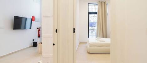 Planxa i posts de planxar, un bressol de viatge i wifi gratuïta