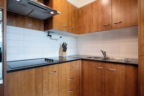 Een koelkast, een magnetron, een oven, een kookplaat