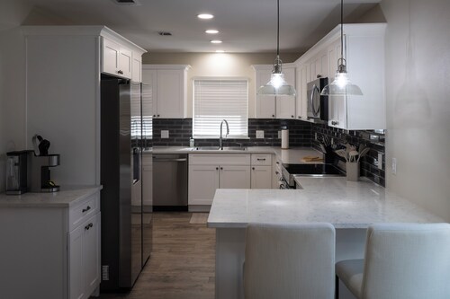 Charming Newly Renovated 2BR Farmhouse on 1 acre with Covered Parking and Wi-Fi.