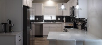 Charming Newly Renovated 2BR Farmhouse on 1 acre with Covered Parking and Wi-Fi.