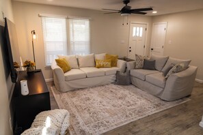 TV - Charming Newly Renovated 2BR Farmhouse on 1 acre with Covered Parking and Wi-Fi. (Lumberton)