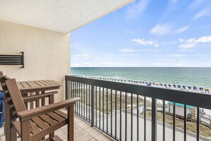 Outdoor dining - SunDestin 509 w/walk-in shower, willing to rent under 21 with approval from host (Destin)