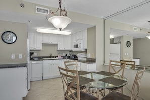 Private kitchen - SunDestin 509 w/walk-in shower, willing to rent under 21 with approval from host (Destin)
