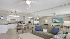 Un salon moderne avec un canapé, une table basse et un coin repas.