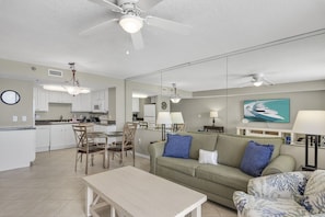 Living area - SunDestin 509 w/walk-in shower, willing to rent under 21 with approval from host (Destin)