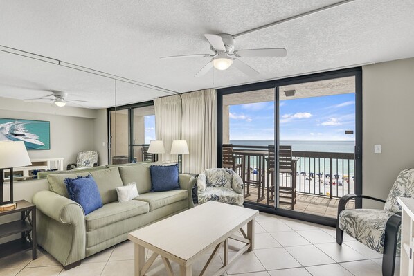 Living area - SunDestin 509 w/walk-in shower, willing to rent under 21 with approval from host (Destin)