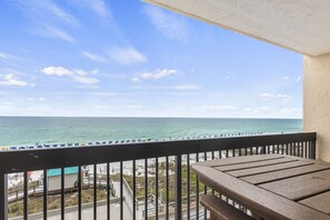 Property grounds - SunDestin 509 w/walk-in shower, willing to rent under 21 with approval from host (Destin)