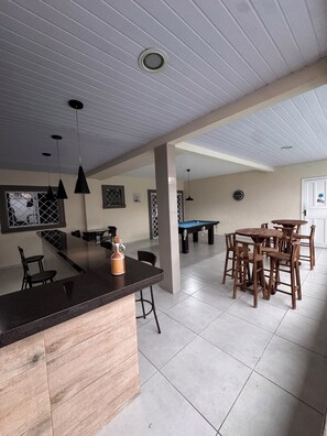 Dining - House with pool in Greater Florianópolis, space with pool table and barbecue. (Palhoça)