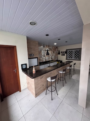 冷蔵庫、電子レンジ、オーブン、コンロ