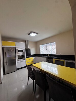 Fridge, microwave, oven, stovetop - House with pool in Greater Florianópolis, space with pool table and barbecue. (Palhoça)