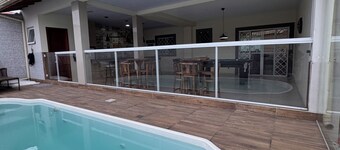 House with pool in Greater Florianópolis, space with pool table and barbecue.