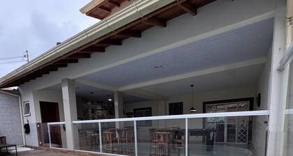 House with pool in Greater Florianópolis, space with pool table and barbecue.