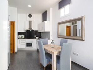 Kylskåp, mikrovågsugn, ugn och kaffe- och tebryggare