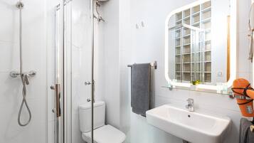 Een douche, een haardroger, handdoeken