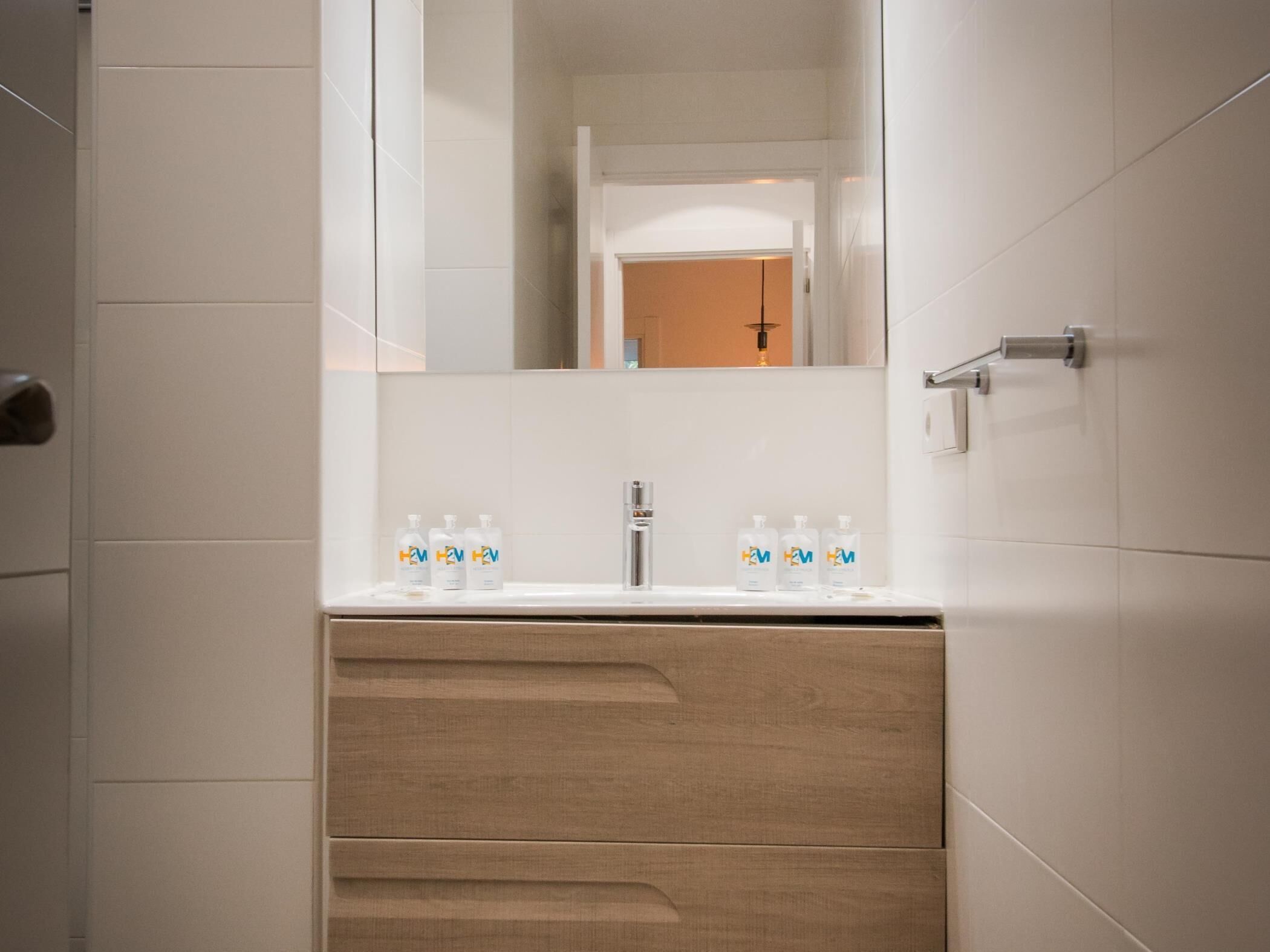 Een douche, een haardroger, handdoeken
