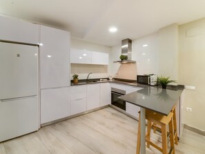 Coffee/tea maker, fridge, microwave, oven - Holidays2Malaga Suite 2 Groundfloor and adaptated (Málaga)