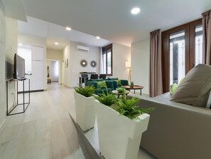 TV - Holidays2Malaga Suite 2 Groundfloor and adaptated (Málaga)