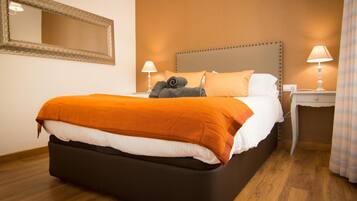 2 dormitorios, tabla de planchar con plancha, Internet y ropa de cama