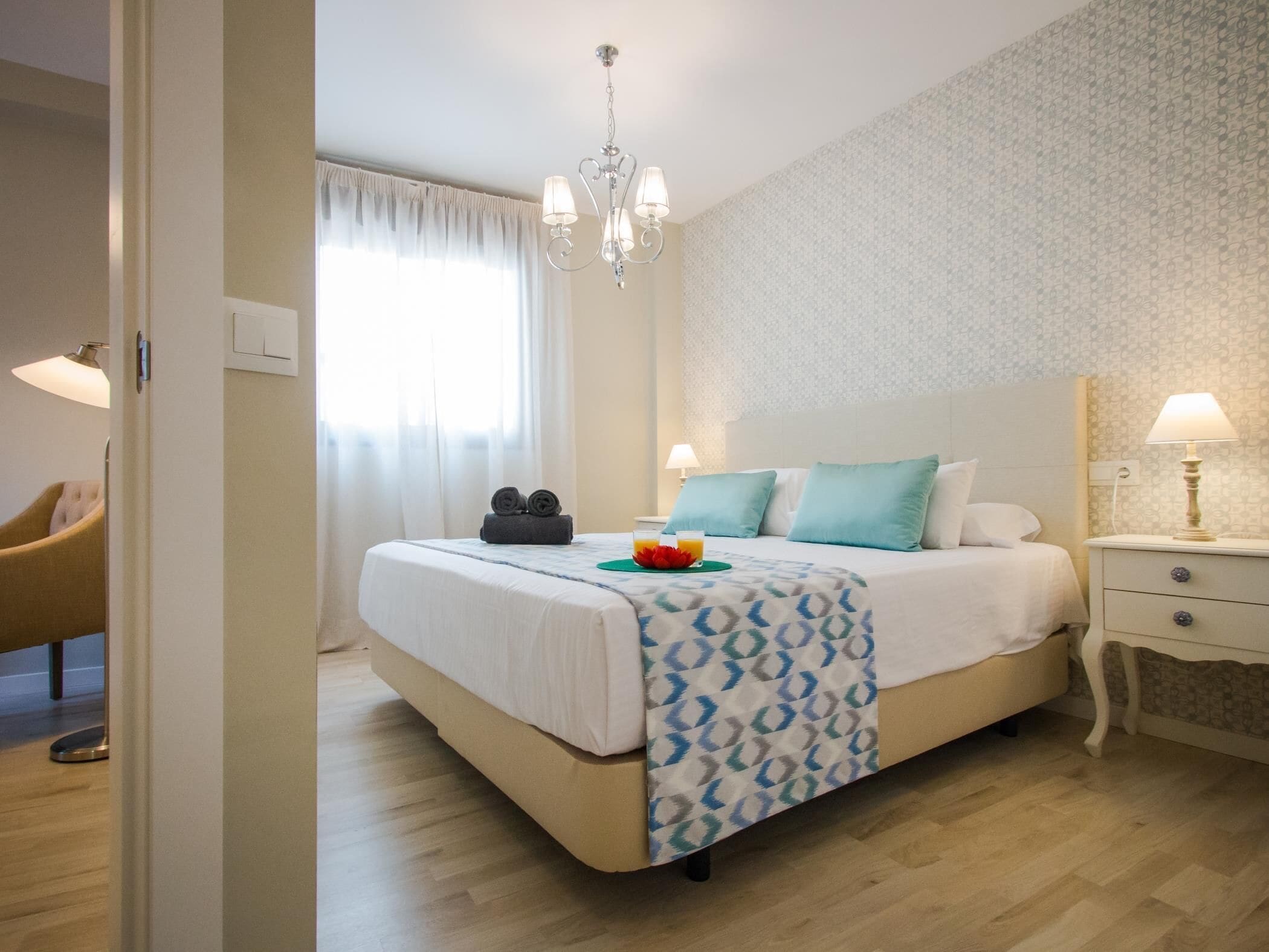 Tabla de planchar con plancha, Internet, ropa de cama