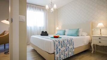 Een strijkplank/strijkijzer, internet, beddengoed