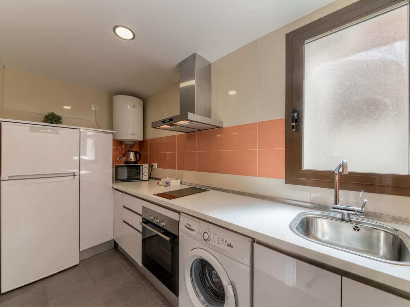 Een koelkast, een magnetron, een oven, een koffiezetapparaat/waterkoker