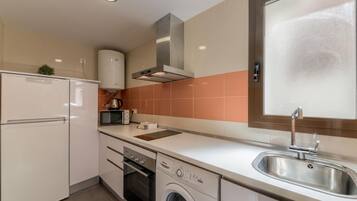 Een koelkast, een magnetron, een oven, een koffiezetapparaat/waterkoker