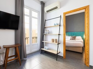 2 slaapkamers, een strijkplank/strijkijzer, internet, beddengoed