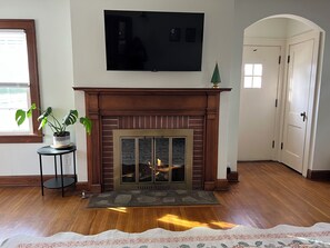 Interior - Historic Corner Cottage, 2 King, 1 Full Beds, Fireplace, Downtown Walkable (Greensburg)