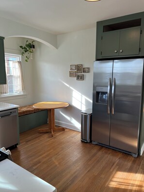 Interior - Historic Corner Cottage, 2 King, 1 Full Beds, Fireplace, Downtown Walkable (Greensburg)