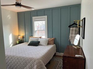 3 bedrooms, iron/ironing board, free WiFi, bed sheets - Historic Corner Cottage, 2 King, 1 Full Beds, Fireplace, Downtown Walkable (Greensburg)