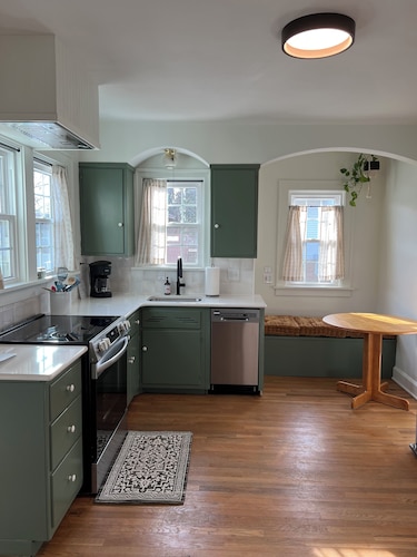 Historic Corner Cottage, 2 King, 1 Full Beds, Fireplace, Downtown Walkable