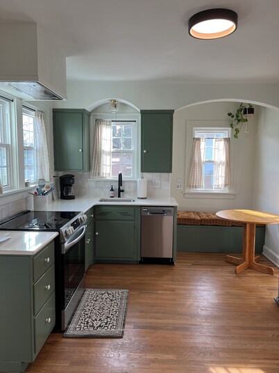 Historic Corner Cottage, 2 King, 1 Full Beds, Fireplace, Downtown Walkable