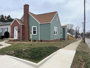 Exterior - Historic Corner Cottage, 2 King, 1 Full Beds, Fireplace, Downtown Walkable (Greensburg)