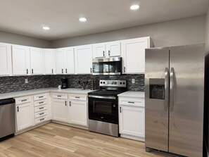 Coffee/tea maker, fridge, microwave, oven - FIFA World cup, AT&T stadium, EPIC, Six flags! (Grand Prairie)