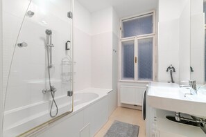 Hair dryer, towels - Blueground | Neubau, view, nr MuseumsQuartier (Vienna)