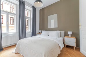 Tabla de planchar con plancha, wifi y ropa de cama 