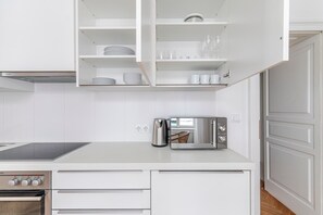 Fridge, microwave, oven, stovetop - Blueground | Neubau, view, nr MuseumsQuartier (Vienna)