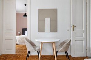 Dining - Blueground | Neubau, washer/dryer, nr MuseumsQuartier (Vienna)